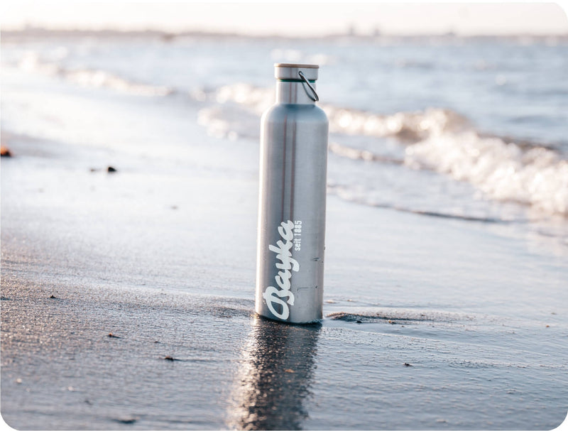 Edelstahl Trinkflasche mit Bayka-Logo am Wasserspender