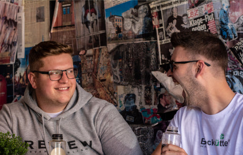 Nils und Malte mit Blockhütte Produkten